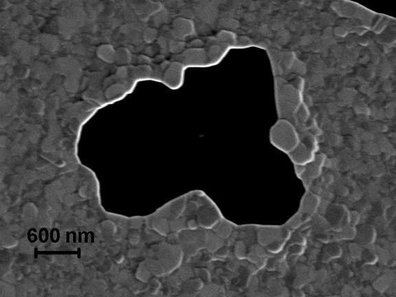 SEM micrograph of polycrystalline Au film near the expanding hole